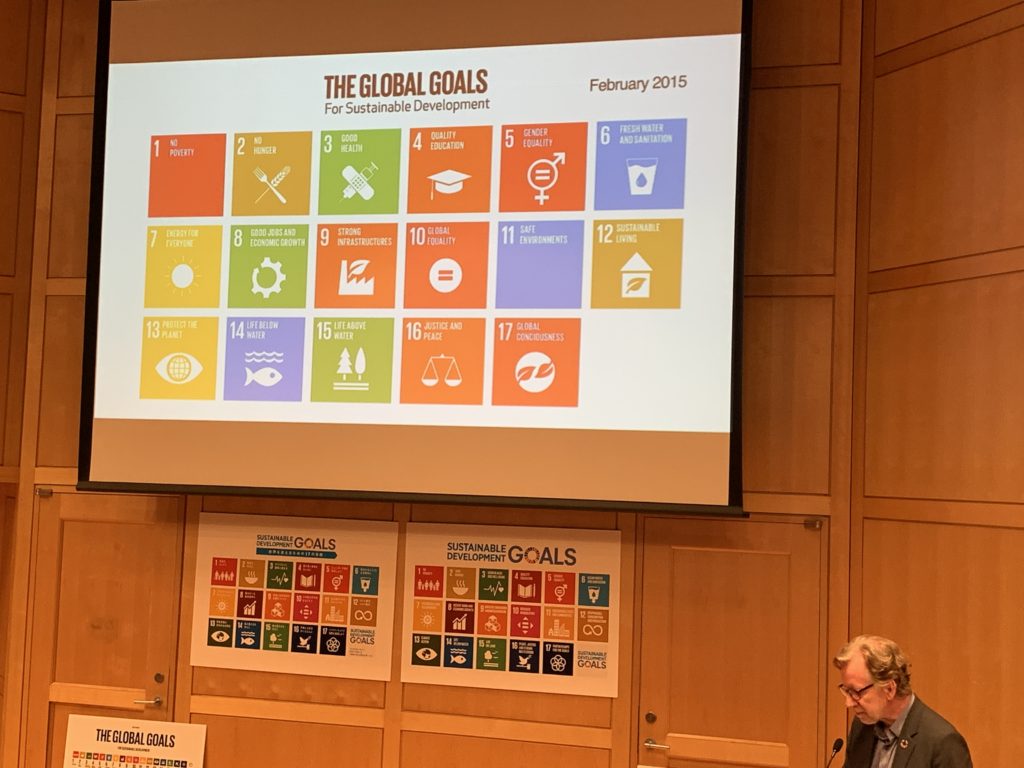 SDGsのロゴデザインやコミュニケーション設計を手がけたヤーコブ・トロールベックさんのプレゼンテーション３